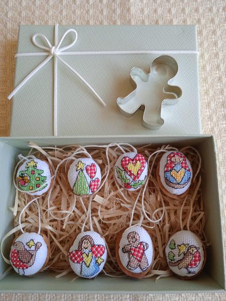 Vyšívané vianočné oriešky,