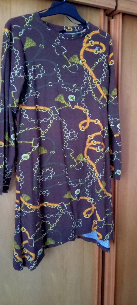 Zaujímavé šaty, 40