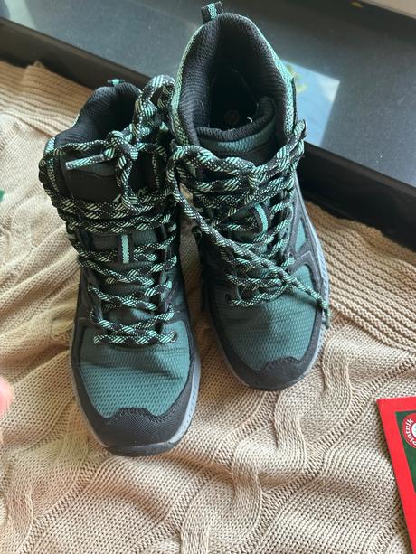 Turisticke topanky crossroad, 36