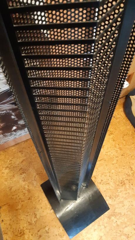 Predám železný stojan na cd výška160cm., 