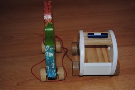 Drevený koník a auto,