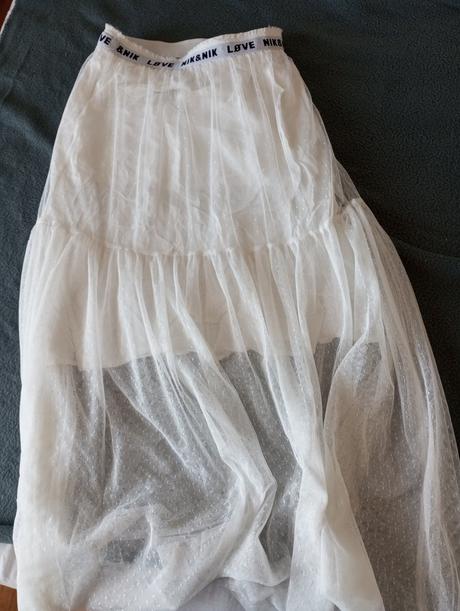 Dlhá biela sukna, 152