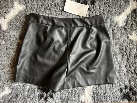 Čierny koženkový skort zara nový, zara,s