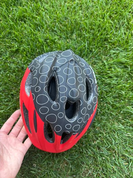 Cyklistická prilba, s