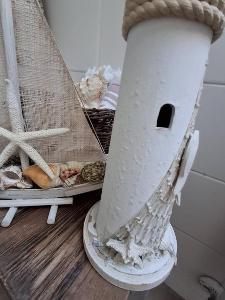 Veľká námornícka loď-plachetnica a veľký maják,