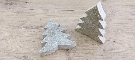 Drevený stromček s flitrom -zlatý - 12 cm, 