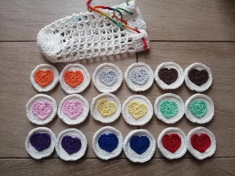 Originálne háčkované pexeso farebné srdiečka,