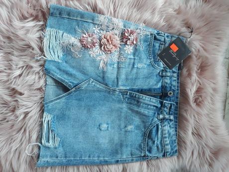 Moderná riflová suknička, s