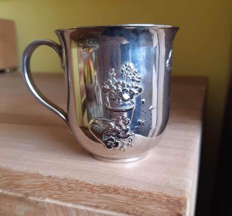 Postriebrená šáločka wedgwood,