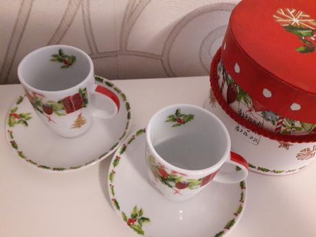 Porcelanovy vianocny set salok a podsalok na kavu, 