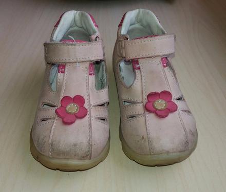 Uzavrete sandalky, 22