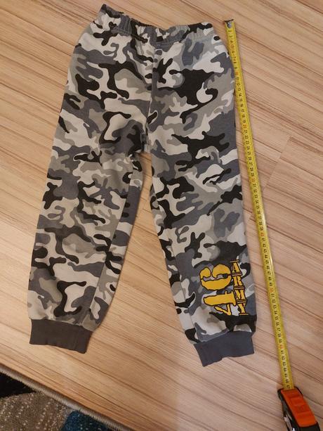 Maskáčové tepláky, 110