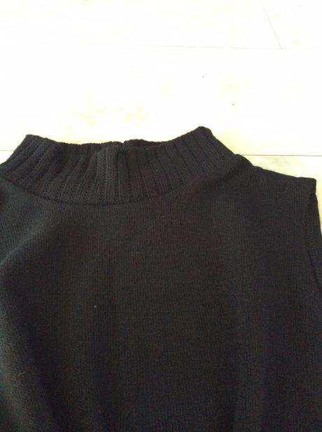 Jemný akrylový pulóvrik bez rukávov, s