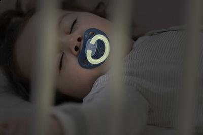 Nuk silikónový cumlík happy nights 6-18m, 2ks, nuk