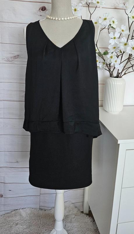 Pekné zaujímavé šaty, 38