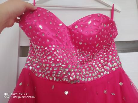 Šaty na šnúrovačku, 