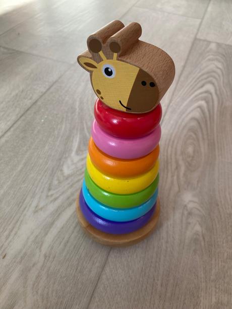 Dúhová pyramída žirafa - navliekačka, 