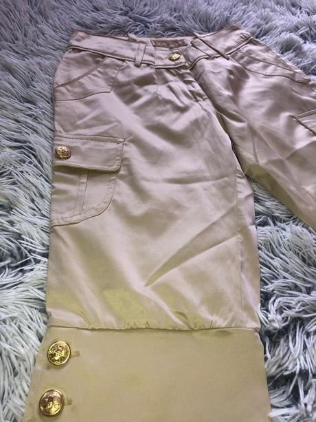 Šortky zlatej farby, s