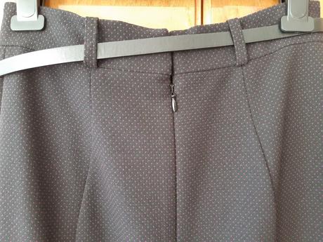 Čierna sukňa s bodkami, f&f,38