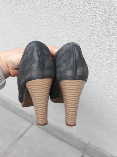 Tmavosede lodicky, 37