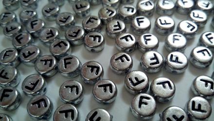 Korálky písmenka strieborné f, 