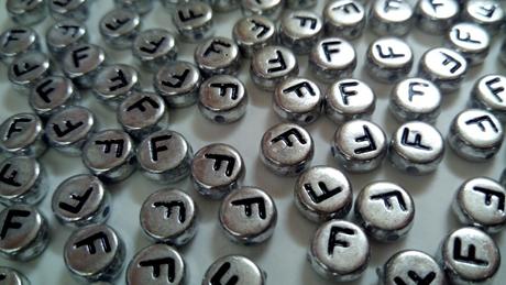 Korálky písmenka strieborné f, 