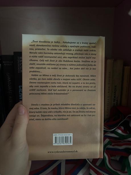 Dievča s maskou - kniha, 