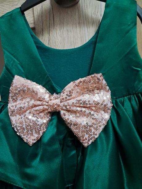 Smaragdovo  zelené,červené  slávnostné šaty, 86