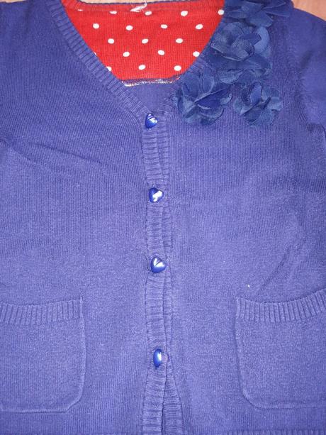 Tmavomodry svetrik, 104