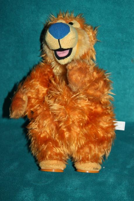 Tancujuci a spievajuci medved,