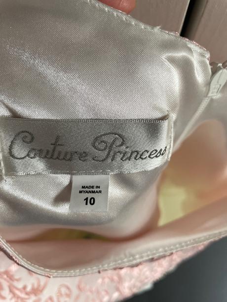 Spolocenske saty, 146