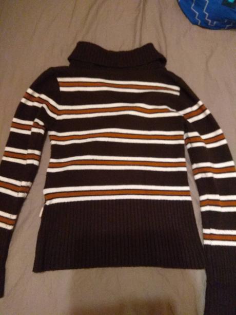 Svetrik s prelozenym golierom vel sedi na 38, 40, 38