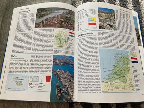 The golden picture atlas (1983),