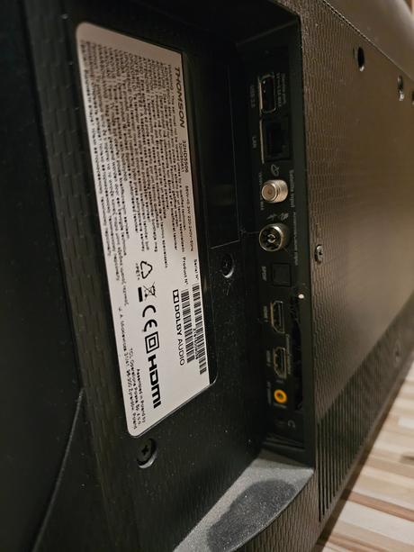 Predám konzolu ps4 a televízorom thomson 32hd5506, 