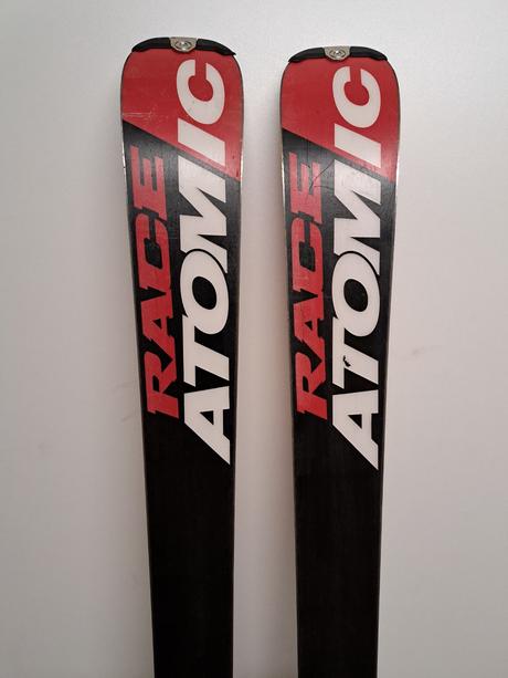 Predám lyže atomic race 170 cm + palice zadarmo, atomic,170-180 cm