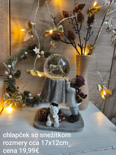 Krásna vianočná dekorácia chlapec so snezitkom,