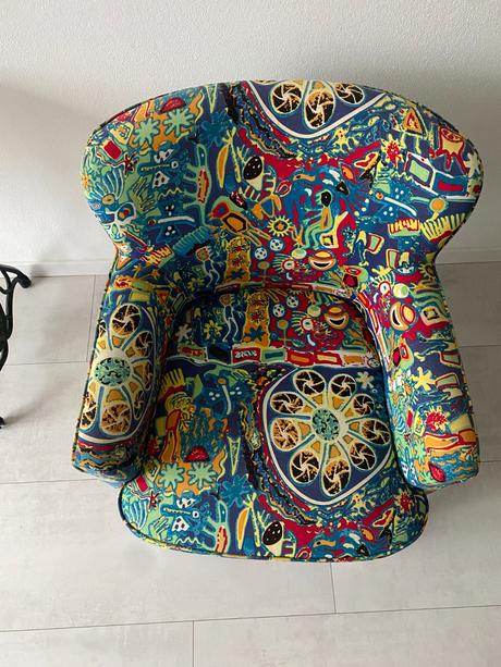 Pestrofarebné dizajnové kreslo,