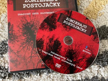 Dvd zomierajú postojačky,