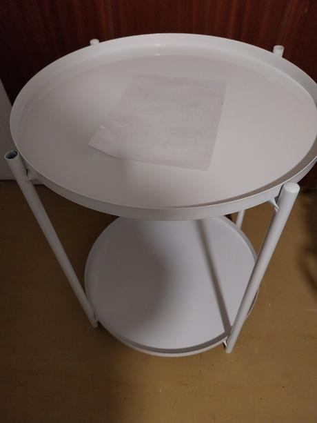 Biely kovový stolík,