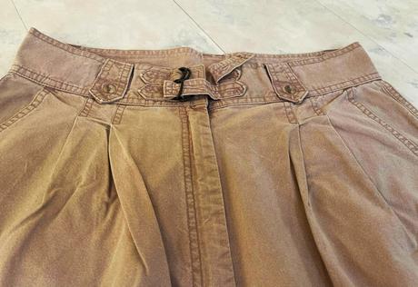 Bermudy s vysokým pásom, 44