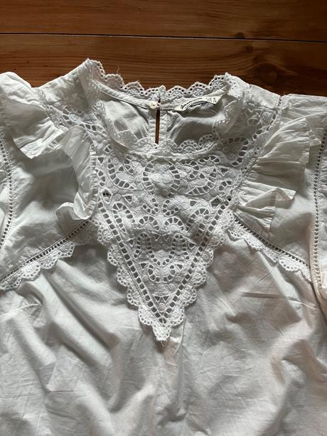 Biele šaty s volanom, stradivarius,s