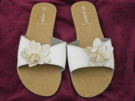 Biele šľapky s béžovým kvietkom zn.inblu, 38