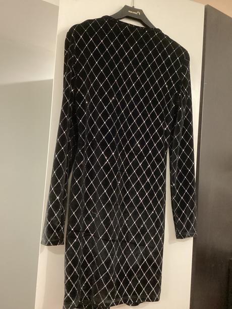 Krásne cierne šaty s kamienkami, s