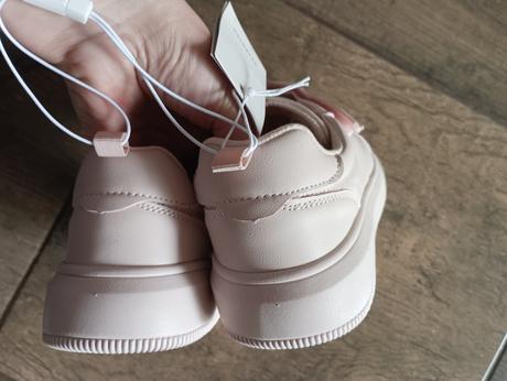 Nenosené tenisky, reserved,35