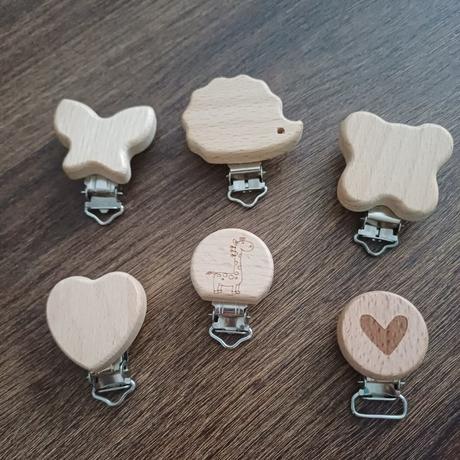 Drevené klipy na retiazku na cumlík - rôzne, 