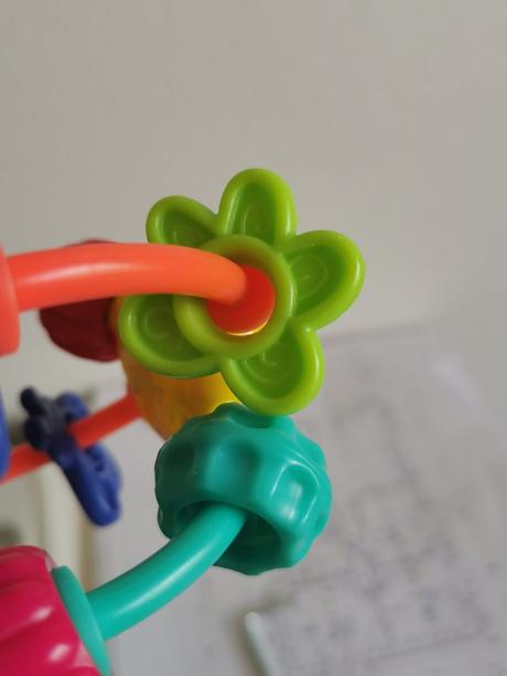 Prvá hračka do ruky,