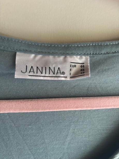 Madeirové šaty, 44