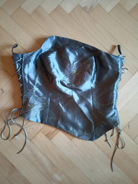 Korzetové spoločenské šaty, 40