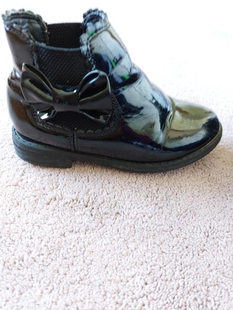 Kotnikove topanky, 24