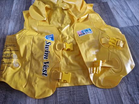 Koleso-a + vesta na plávanie-2 /cena za obe/, 